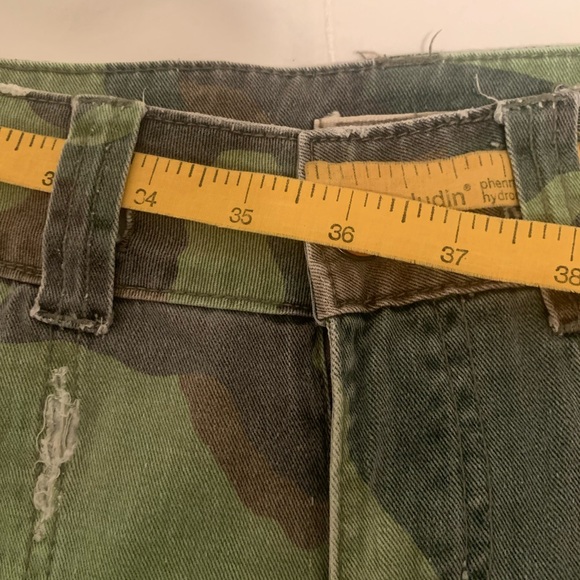 Ladies size 9 juniors Camouflage shorts just above the knee length - Picture 11 of 11